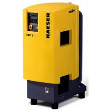 COMPRESSORE A VITE KAESER TRASM. A CINGHIA COMPL. SERBATOIO ED ESSICCATORE 5,5KW 7,5HP SXC8